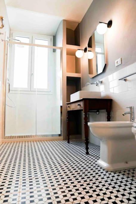 New Stylish 3-room On Lungarno Apartment Florence
